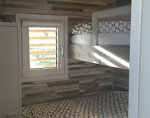 Slaapkamer met stapelbed in Vakantiehuisje in West Terschelling, ideaal voor gezinnen op de Waddeneilanden.