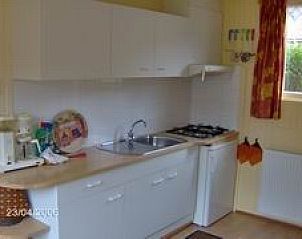 Moderne keuken in vakantiehuis Koe Krek, West, Terschelling, voorzien van alle gemakken voor een comfortabel verblijf op de Waddeneilanden.