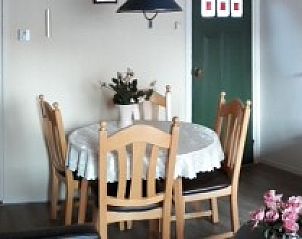 Moderne keuken en woonkamer in appartement West, Terschelling, Waddeneilanden met comfortabele zitruimte.