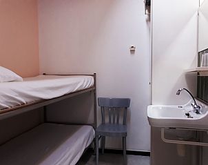 Knusse slaapkamer met stapelbed in appartement West, Terschelling, Waddeneilanden, ideaal voor gezinnen.