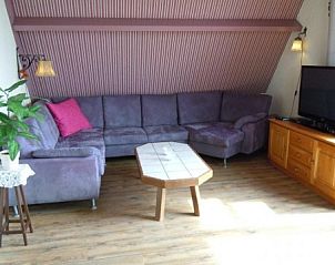 Gemtliches Wohnzimmer mit Ecksofa in der Wohnung Havenzicht, West-Terschelling, Watteninseln.