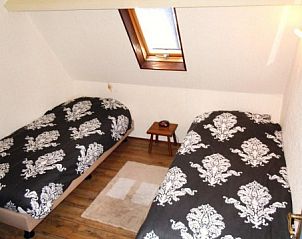 Schlafzimmer mit zwei Einzelbetten in der Wohnung Havenzicht, West-Terschelling, Watteninseln.