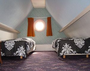 Gerumiges Schlafzimmer mit Dachfenster in der Wohnung Havenzicht, West Terschelling, Wadden Islands.