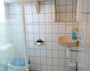Frisches Badezimmer mit Dusche in der Wohnung Havenzicht, West Terschelling, Watteninseln.