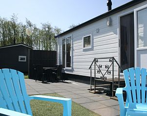 Terras met blauwe stoelen bij Carpe Diem vakantiehuis in West, Terschelling, Waddeneilanden.
