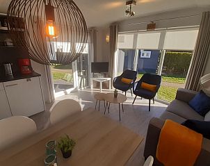 Gezellige woonkamer van Carpe Diem vakantiehuis in West, Terschelling, met moderne inrichting.
