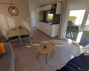 Keuken en eetgedeelte van Carpe Diem vakantiehuis in West, Terschelling, met uitzicht op het terras.