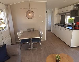 Eethoek en keuken in Carpe Diem vakantiehuis, West, Terschelling, Waddeneilanden, met moderne afwerking.