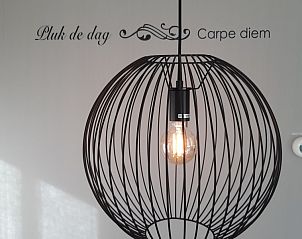Stijlvolle verlichting in Carpe Diem vakantiehuis, West, Terschelling, met inspirerende muurtekst.