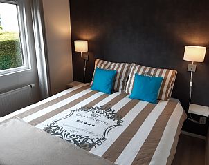 Comfortabele slaapkamer in Carpe Diem vakantiehuis, West, Terschelling, met sfeervolle verlichting.