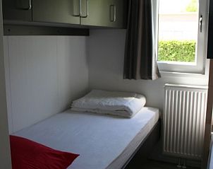 Kleine slaapkamer met eenpersoonsbed in Carpe Diem vakantiehuis, West, Terschelling, Waddeneilanden.