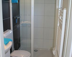 Moderne badkamer met douche in Carpe Diem vakantiehuis, West, Terschelling, Waddeneilanden.