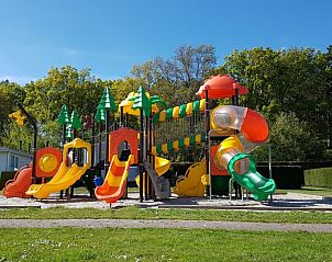 Speeltuin bij Carpe Diem vakantiehuis, West, Terschelling, ideaal voor kinderen op de Waddeneilanden.
