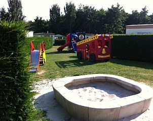Zandbak en speeltoestellen bij Carpe Diem vakantiehuis, West, Terschelling, kindvriendelijke omgeving.