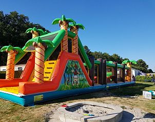 Opblaasbaar speelparadijs bij Carpe Diem vakantiehuis, West, Terschelling, voor kinderen.