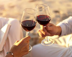 Romantisch wijntje op het strand nabij Carpe Diem vakantiehuis, West, Terschelling.