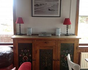 Sfeervolle binnenruimte van BosenDuin vakantiehuis, West aan Zee, Terschelling met antiek dressoir.