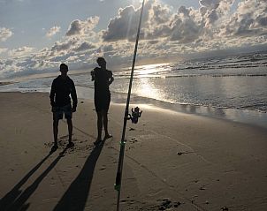 Strandactiviteit bij BosenDuin vakantiehuis, West aan Zee, Terschelling met vissers in de zon.