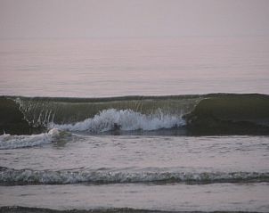 Rustige golven bij BosenDuin vakantiehuis, West aan Zee, Terschelling voor een serene ervaring.