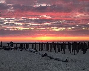 Prachtige zonsondergang met roze luchten bij BosenDuin vakantiehuis, West aan Zee, Terschelling.