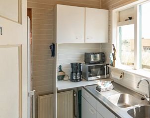 Moderne keuken in BosenDuin vakantiehuis, West aan Zee, Terschelling met uitzicht op de duinen.