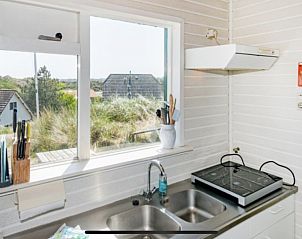 Keuken met ruime ramen in BosenDuin vakantiehuis, West aan Zee, Terschelling voor veel licht.