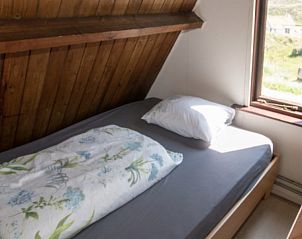 Knusse slaapkamer in BosenDuin vakantiehuis, West aan Zee, Terschelling met houten interieur.