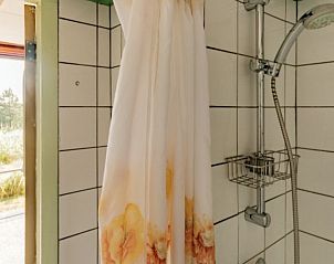 Douche in BosenDuin vakantiehuis, West aan Zee, Terschelling met uitzicht op de omgeving.