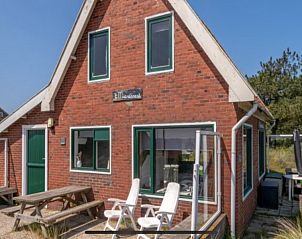 Buitenruimte van BosenDuin vakantiehuis, West aan Zee, Terschelling met zitplaatsen en groen.