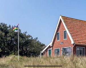 BosenDuin vakantiehuis in West aan Zee, Terschelling met vlag en omringende natuur.