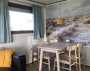 Eethoek met stranddecor bij De Pestvogel chalet in Formerum, Terschelling.