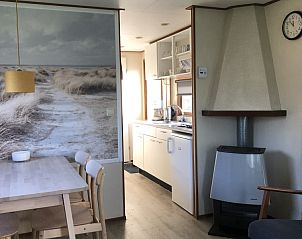 Keuken en open haard in De Pestvogel vakantiehuis, Formerum, Terschelling.