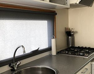 Moderne keuken in De Pestvogel chalet, Formerum, Terschelling met veel licht.