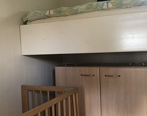 Gezellige kinderkamer met ledikant in De Pestvogel chalet, Formerum, Terschelling.