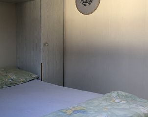 Sfeervolle slaapkamerdecoratie in De Pestvogel chalet, Formerum, Terschelling.