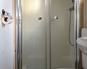 Badkamer met douche in De Pestvogel vakantiehuis, Formerum, Terschelling.
