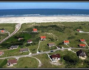 Luftaufnahme des Ferienhauses Pirola und Umgebung in Midsland aan Zee, Terschelling, mit Blick auf das nahe Meer.