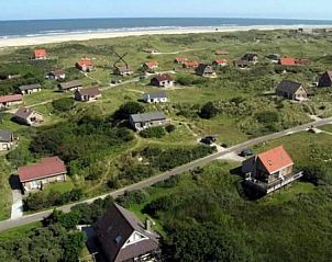 Panoramablick auf das Ferienhaus Pirola und die Dnen in Midsland aan Zee, Terschelling, auf den Watteninseln.