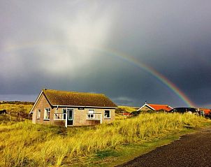 Regenbogen ber dem Ferienhaus Pirola in Midsland aan Zee, Terschelling, mit malerischer Kulisse auf den Watteninseln.