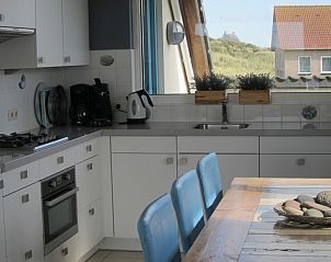 Moderne Kche im Ferienhaus Nij Jit mit Blick auf die Dnen von Midsland aan Zee, Terschelling.