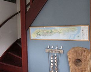 Treppe und Dekoration in der Halle des Ferienhauses Nij Jit in Midsland aan Zee, Terschelling.
