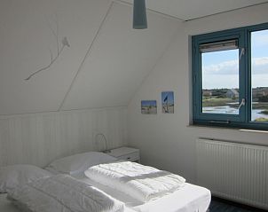 Schlafzimmer im Ferienhaus Nij Jit mit Blick auf die Dnen von Midsland aan Zee, Terschelling.
