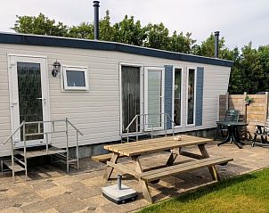 Terras met picknicktafel bij De Clochard nr 37 chalet in Midsland Noord, Terschelling.