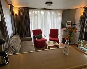 Open woonkamer in De Clochard nr 37 chalet met uitzicht op tuin, Midsland Noord.