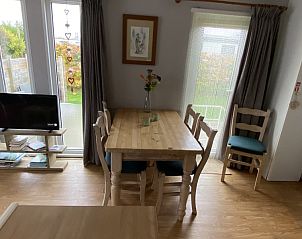 Lichte eetruimte in chalet De Clochard nr 37, Midsland Noord, Terschelling.