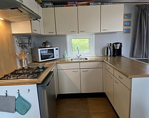Moderne keuken in De Clochard nr 37 chalet, Midsland Noord, Terschelling.
