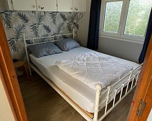 Slaapkamer met tweepersoonsbed in De Clochard nr 37 chalet, Midsland Noord.