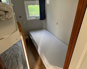 Slaapkamer met extra bed in De Clochard nr 37 chalet, Midsland Noord.