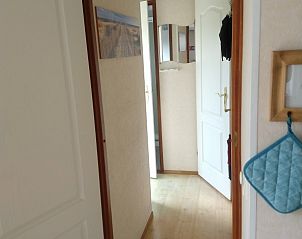 Gang met houten vloer in De Clochard nr 37 chalet, Midsland Noord.