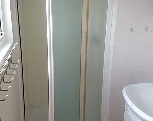 Badkamer met douche in De Clochard nr 37 chalet, Midsland Noord, Terschelling.